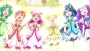 Las Yes!5 dando su poder a las Mahou Tsukai Pretty Cure