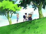 El chico de la bicicleta a punto de chocarse con Hikari.