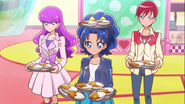 Aoi, Akira y Yukari le llevan platos de curry a sus superiores