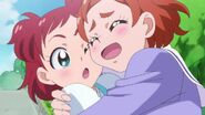 Haruka abrazando a Momoka