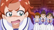 Haruka observando con miedo a las estudiantes que no habían sido elegidas
