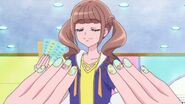 Hinata ayuda a Nodoka con su color de uñas postizas