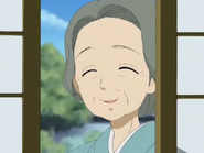 Primera aparición de Sanae Yukishiro, abuela de Honoka