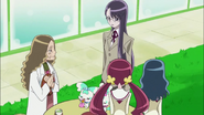 Tsubomi, Erika y Yuri deciden ir a comprar mas bollos