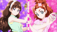 Haruka y Kirara transformándose con ropa de verano