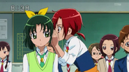 Akane contandole a Nao lo de Yayoi.
