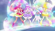 El espejo prisma envía el poder motivador de las Pretty Cure a Manatsu