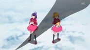 Un gran dragón de hielo volando sobre Mirai y Riko