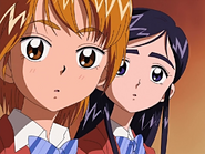 Nagisa y Honoka ven a la chica misteriosa