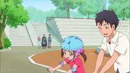 Kotoha, Liam y Daikichi observando a una niña con su padre andando en bicicleta