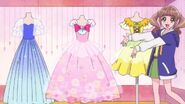 Hinata presenta los vestidos a sus amigas