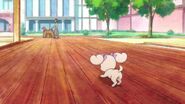 Hinata persigue a Latte que corre hacia un perro pensando que es su madre