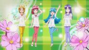 Megum, Hime, Yuko e Iona vestidas para ir de picnic