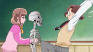 Hinata acorrala al acosador con el esqueleto de la clase de ciencias