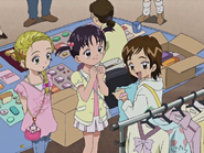 Hikari, Nao y Miu comprando ropa