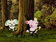 Mepple, Mipple y Porun jugando alrededor de un árbol.