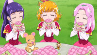 The girls with Mofurun and Chikurun eating the bread