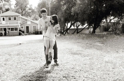 Keegan-allen-troian-bellisario-flirting