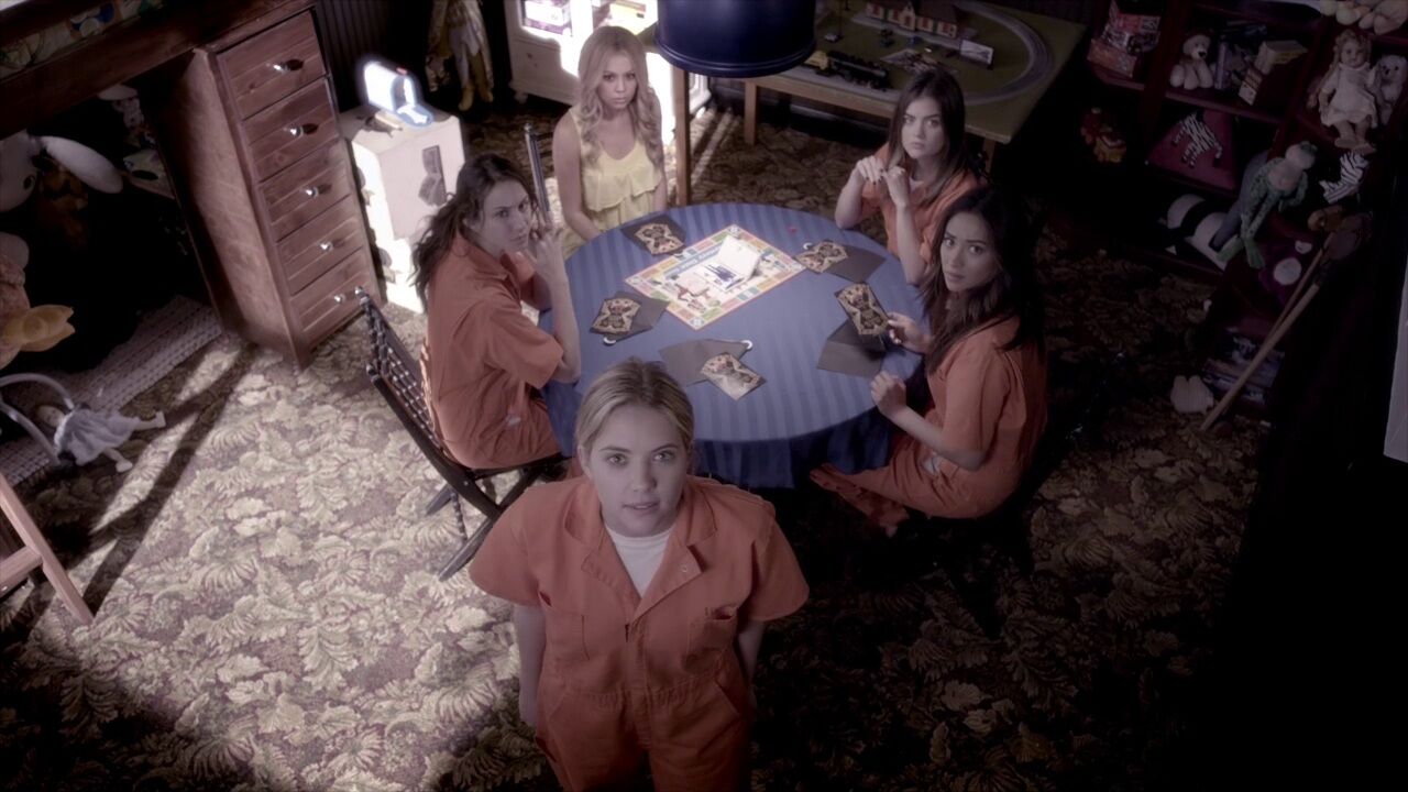 pretty little liars 5x25 The Girls wake up in the dollhouse 