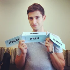 Wren AKA Julian caught between Spencer and Hanna