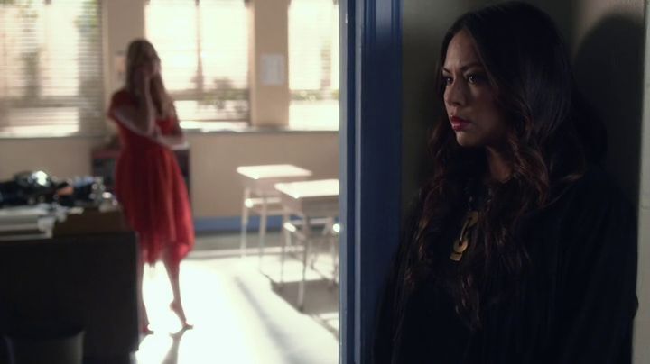 Shes so adorable pretty little liars fandom GIF - Pesquisar em GIFER