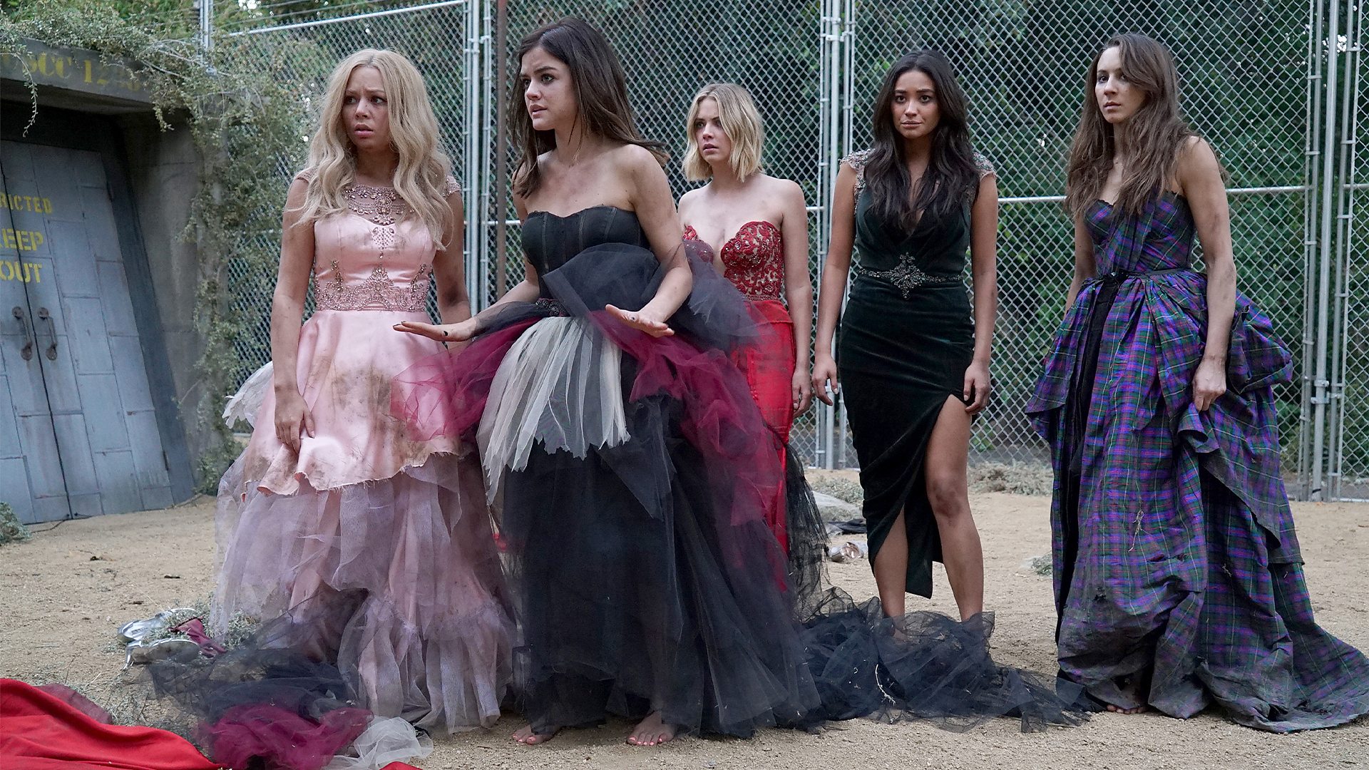 Pretty Little Liars, The liars wake up in the dollhouse