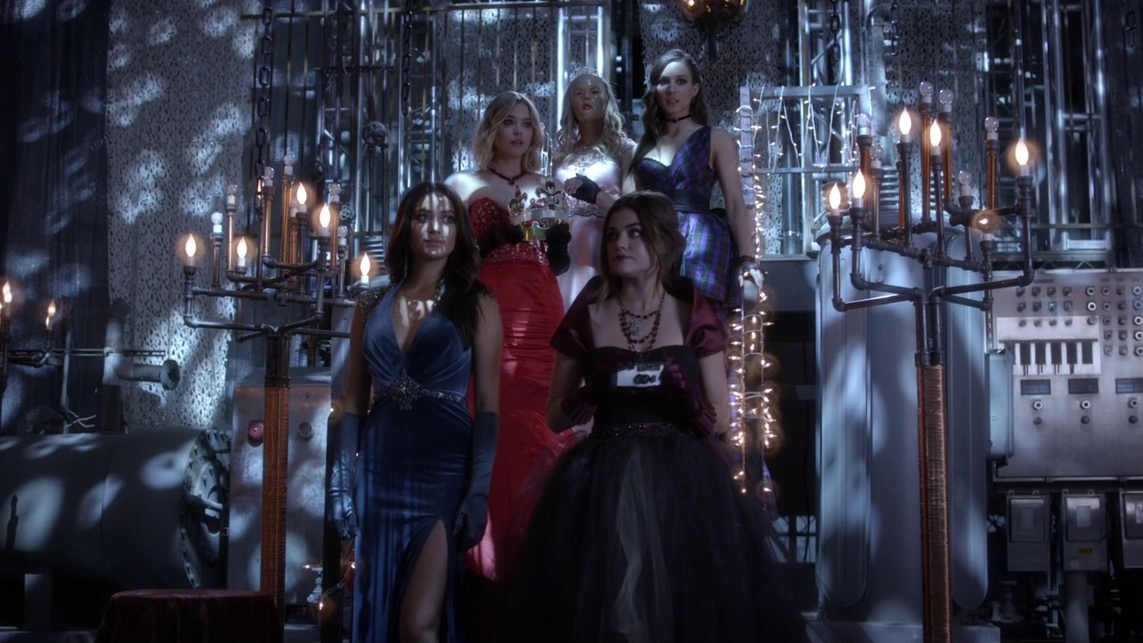 Pretty Little Liars 5x25 Welcome to the Dollhouse Outfits