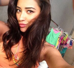 Shay Mitchell perf-3