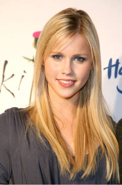 Claire Holt - Wikipedia