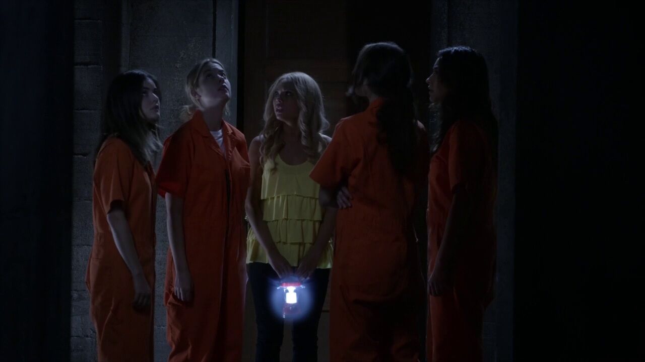 pretty little liars 5x25 The Girls wake up in the dollhouse 