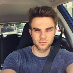 mel ꨄ︎ on X: Hoje é aniversário do Nathaniel Buzolic, o ator