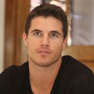 RobbieAmell-04