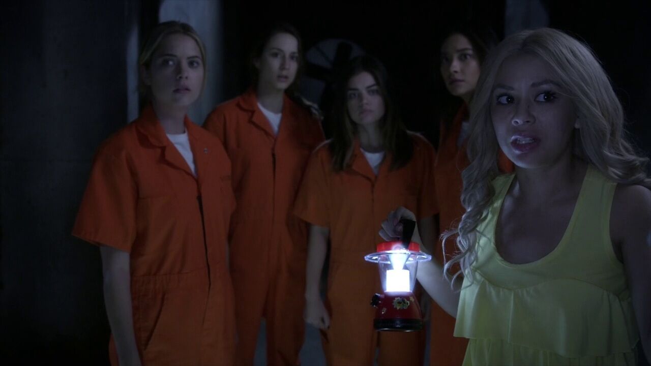 pretty little liars 5x25 The Girls wake up in the dollhouse 