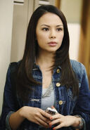 Mona-Pretty-Little-Liars-1x02