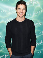 Robbie-amell-435