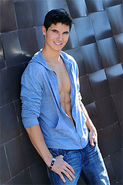 Robbie Amell 023