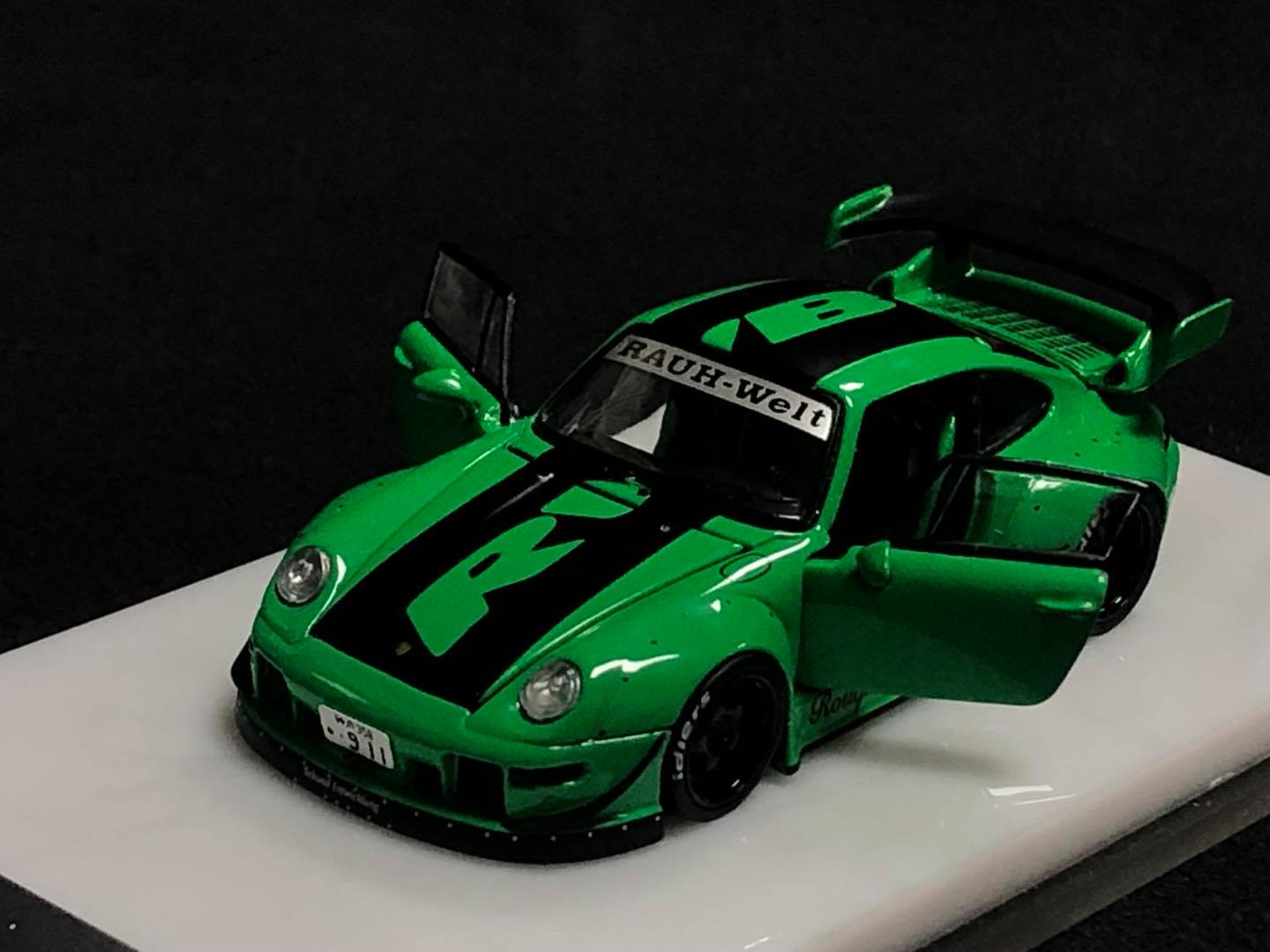 PGM 1/64 RWB 993 Green Finished Product Die-cast Model Car