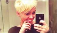 Miley-Cyrus-Showing-Smacking-Short-Hairstyle