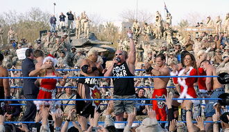 Os "superstars" da WWE em um evento no Iraque