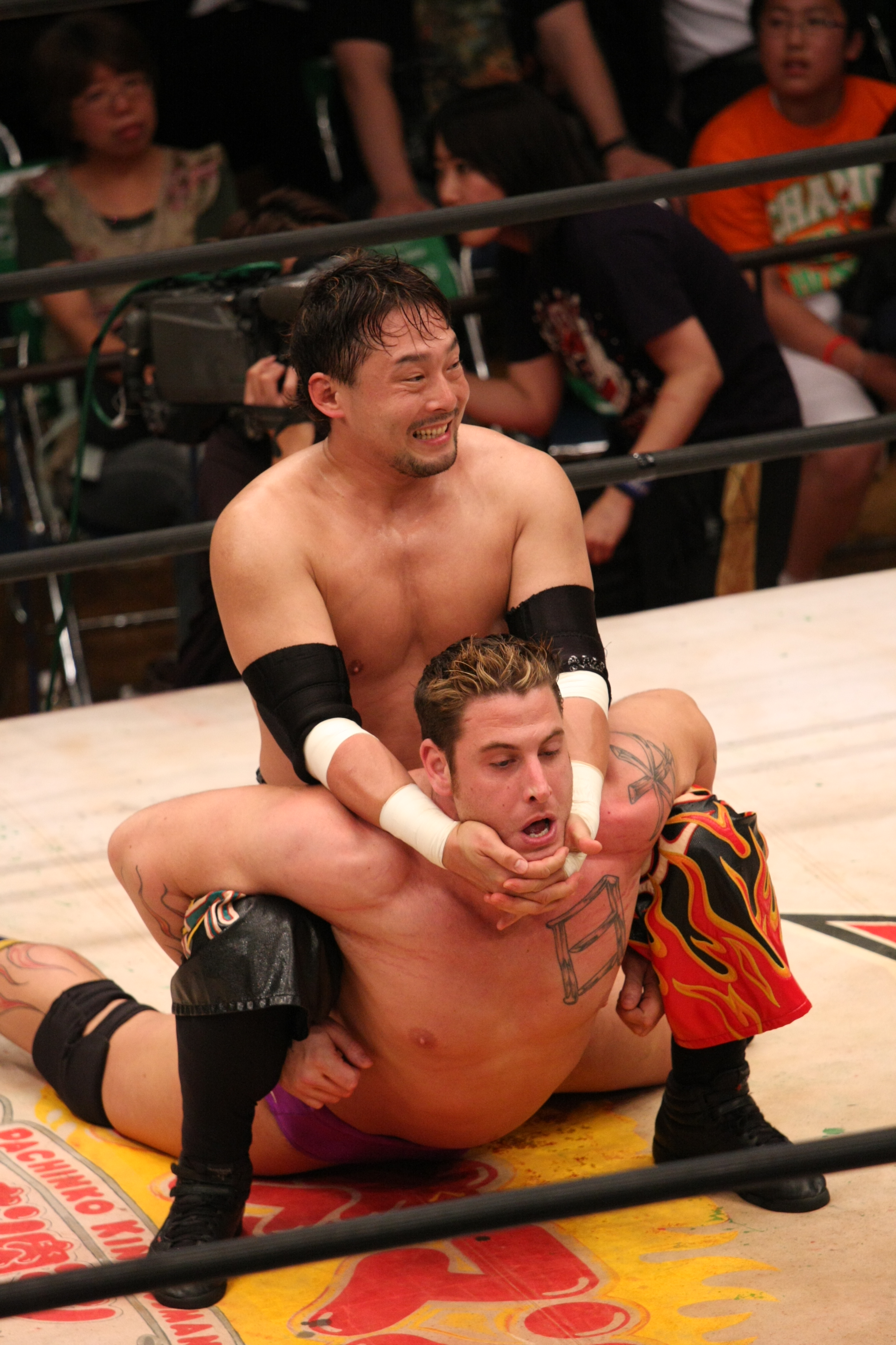 https://static.wikia.nocookie.net/prowrestling/images/d/d5/Tajiri_camel_clutch.jpg/revision/latest?cb=20160413074008