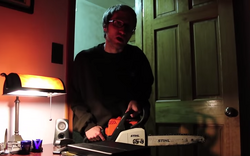 JesseHoldingAChainsaw.png