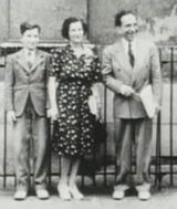 Chomsky young with parents (fair-use)