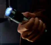 O sabre de luz de Anakin destruído em suas mãos.