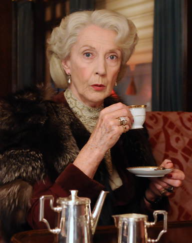 джуди денч восточный экспресс. портрет драгомировой серова. елизавета фёдоровна. княгиня драгомирова. джуди денч убийство в восточном экспрессе.