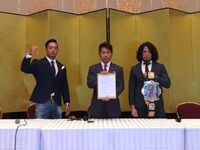 Contract signing between champion YAMATO and challenger T-Hawk