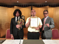 Contract signing between champion YAMATO and challanger Akira Tozawa