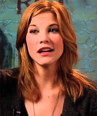 Courtney Hope, actriz que interpreta a Beth.