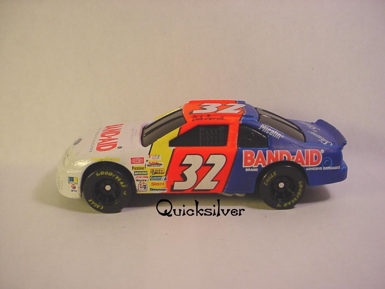 32 Dale Jarrett 1995 Band Aid Ford Thunderbird | Racing Champions