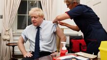 Boris Johnson se vacinando contra a covid