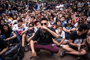  junto al público de DEM Battles.